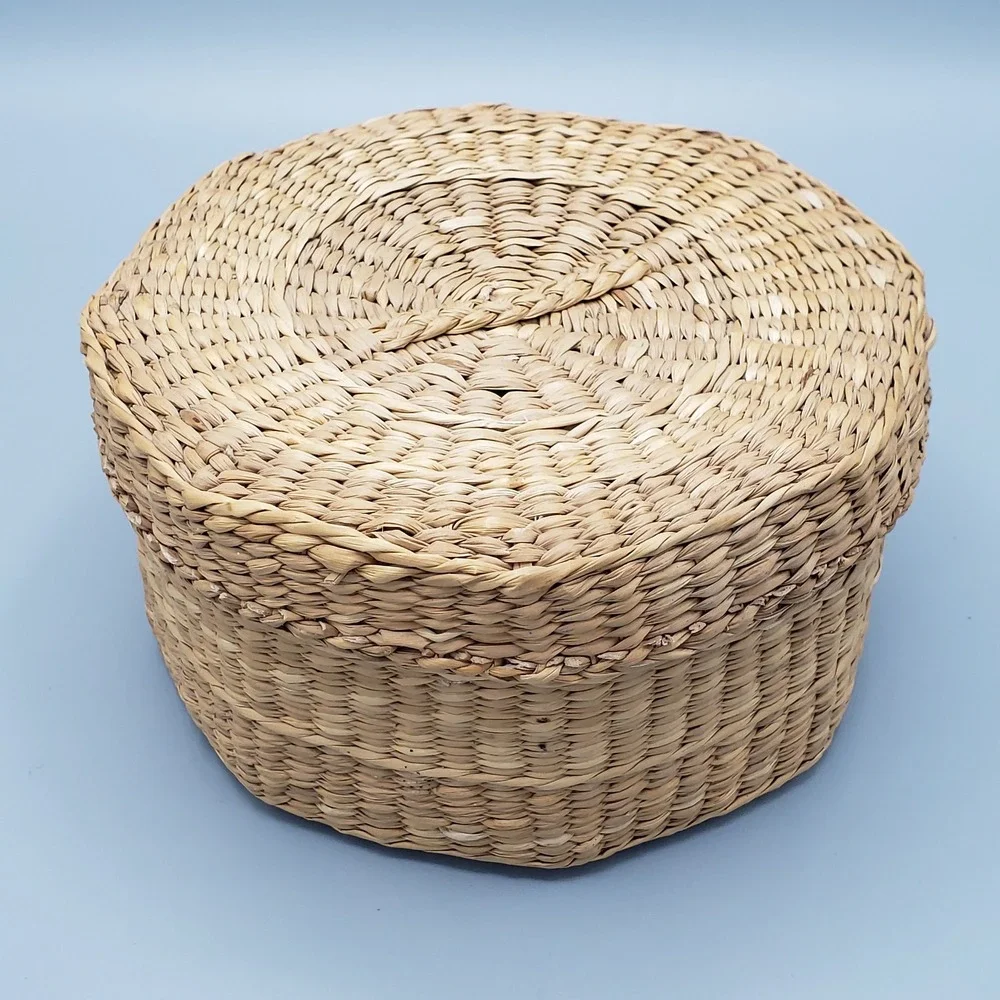 Vintage Sweet Grass Lidded Basket 70s to 90s Tightly Woven Excellent Shape 6.5